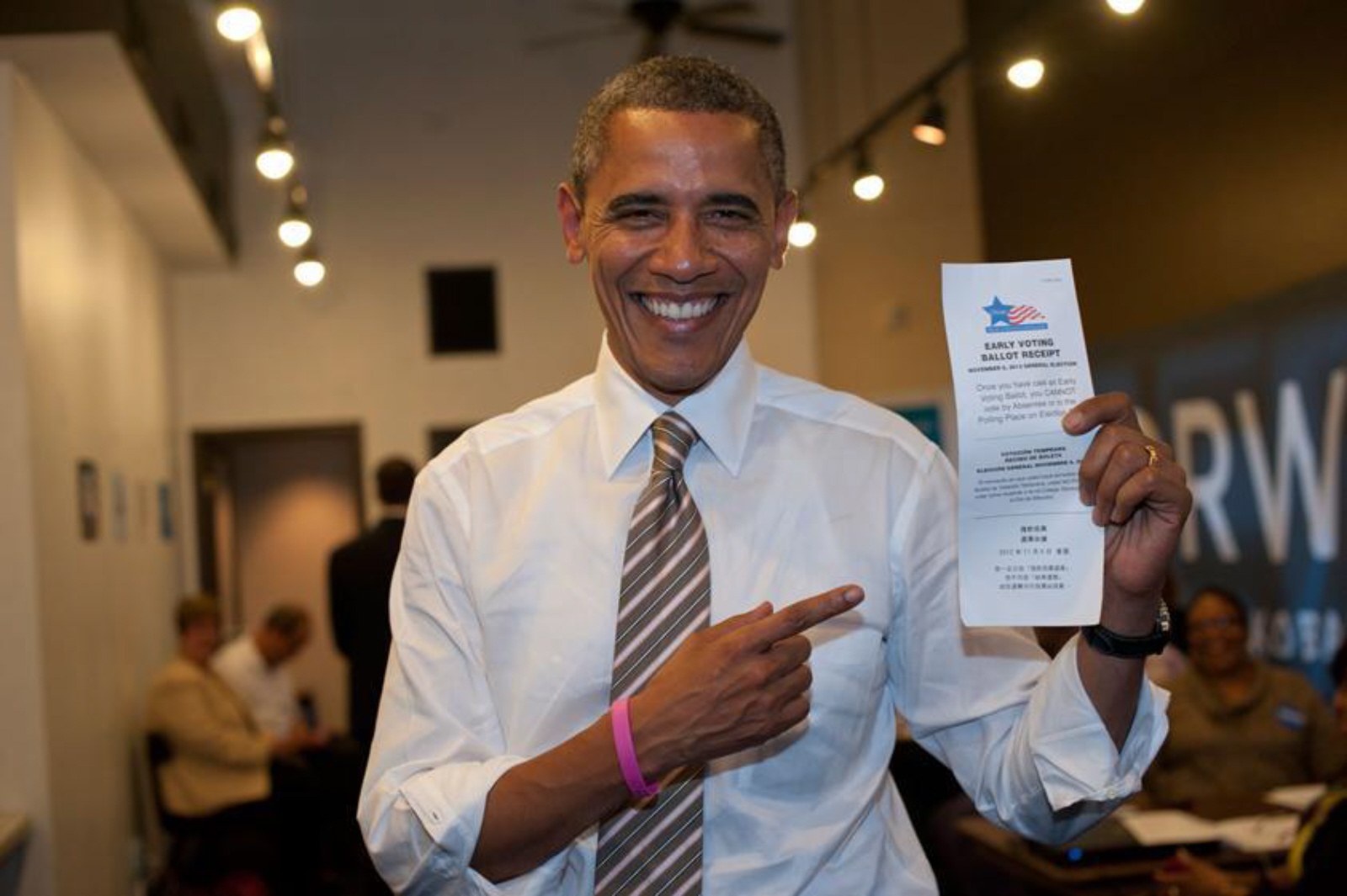 http://3.bp.blogspot.com/-3niRdQGq_wY/UJkf41jTxfI/AAAAAAAAF2U/iEnEGhG1osc/s1600/president-obama-1st-sitting-president-early-vote-ballot.jpeg