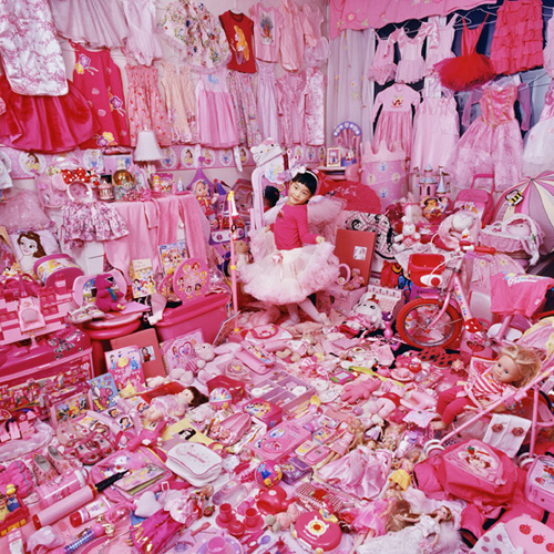 http://1.bp.blogspot.com/-El88lbg0IyM/T6sRB5TrjlI/AAAAAAAAFKI/w7dw_6BTIPQ/s1600/Jeeyoo+and+Her+Pink+Things+via+jeongmeeyoon+dot+com.jpg