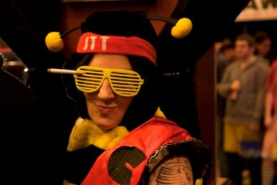 http://3.bp.blogspot.com/-urG_JR0UxY8/ThG_G3-gKOI/AAAAAAAAD-k/XNka5zaxbaw/s1600/killer-bee.jpg